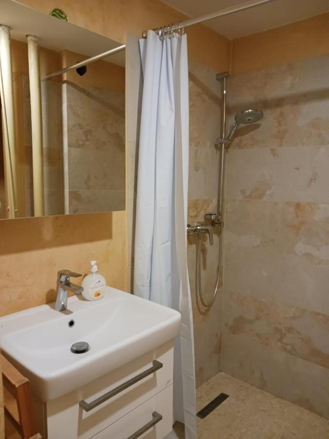 Cool Studio Apartment Прага Екстериор снимка