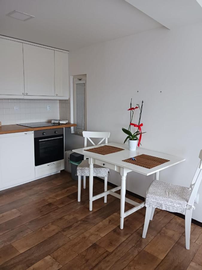 Cool Studio Apartment Прага Екстериор снимка