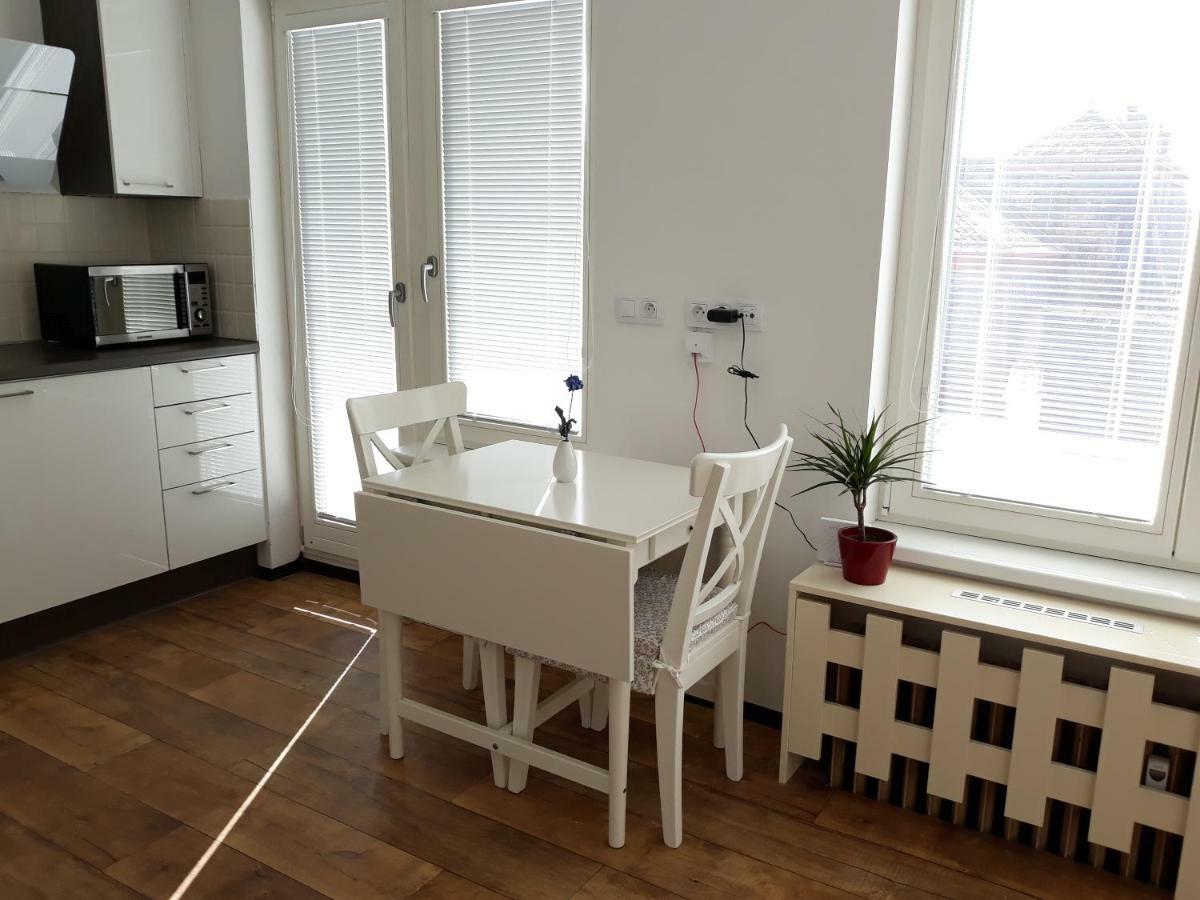Cool Studio Apartment Прага Екстериор снимка