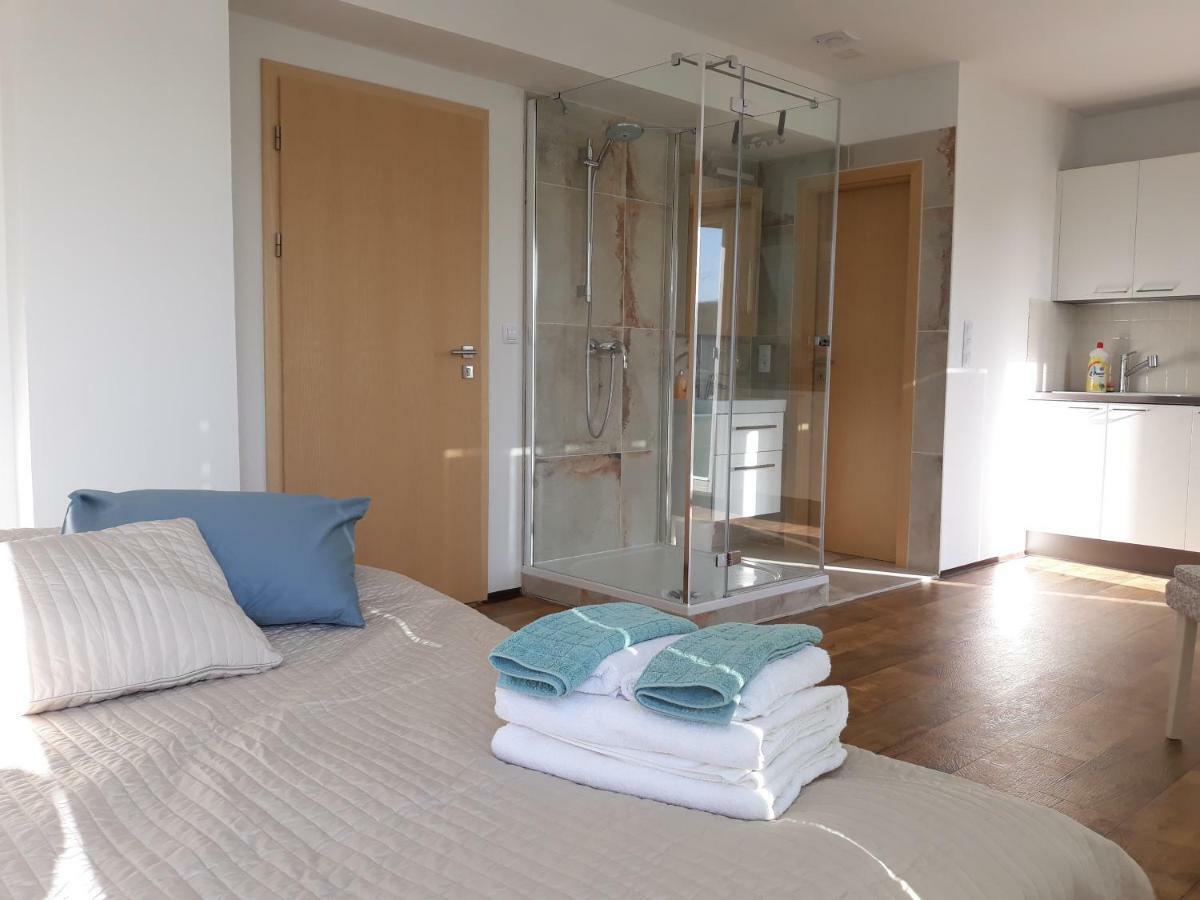 Cool Studio Apartment Прага Екстериор снимка