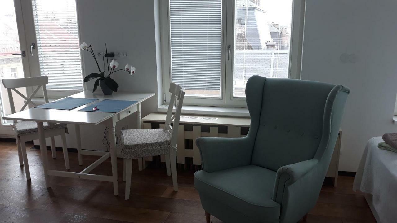 Cool Studio Apartment Прага Екстериор снимка